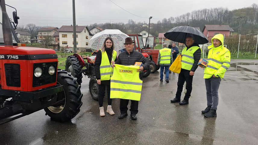 НОВИ ГРАД, 28. МАРТА /СРНА/ - Припадници Полицијске станице Нови Град и Ауто-мото друштва "Уна" разговарали су данас у насељу Добрљин са возачима трактора о њиховом безбједном учешћу у саобраћају у оквиру републичке превентивне кампање "Освјетлај образ, домаћине! Означи трактор жутим ротационим свјетлом".