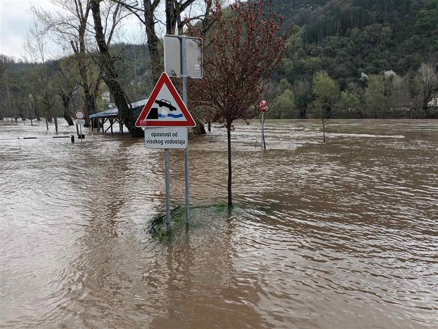 ЗВОРНИК, 29. МАРТА /СРНА/ - На подручју града Зворника ријеке Дрина, Сапна и Хоча су у коритима са тенденцијом опадања и за сада нема опасности од изливања у приобалним дијеловима.