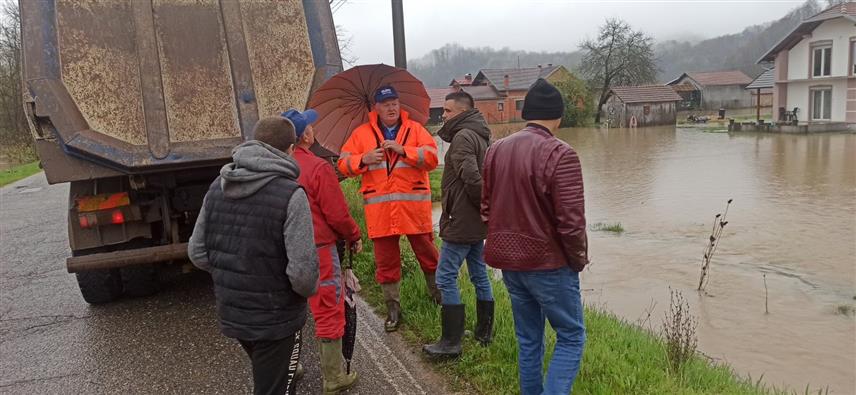КОЗАРСКА ДУБИЦА, 29. МАРTА /СРНА/ - Начелник општине Козарска Дубица Игор Савковић са члановима општинског Штаба за ванредне ситуације, посјетио je становнике Поуња, којима ће бити обезбијеђена помоћ.