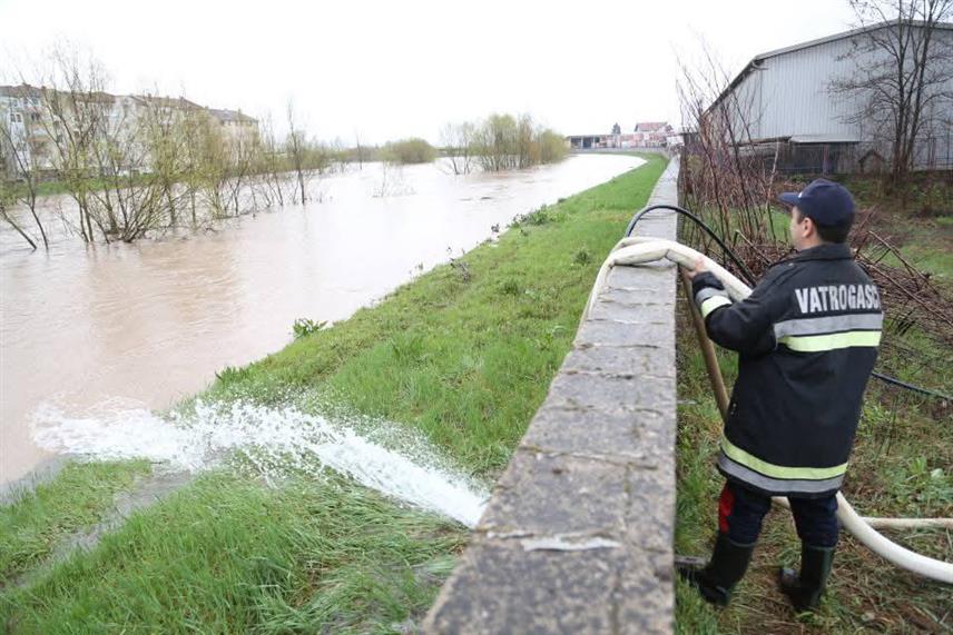 ДЕРВЕНТА, 29. МАРТА /СРНА/ - У Дервенти, гдје су и даље на снази ванредне мјере одбрана од поплава, водостај ријеке Укрине је у опадању и на коти је 246 центиметара на мјерној станици код Старог моста.