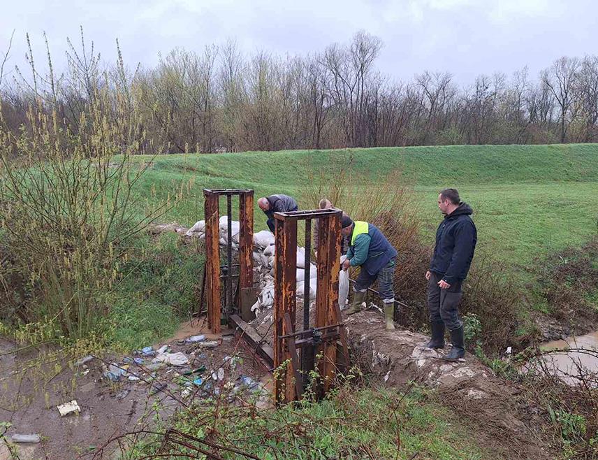 БРОД, 29. МАРТА /СРНА/ - У Броду је од јутрос проглашена редовна одбрана од поплава за плавно подручје Ивањско поље – Брод за сектор један и два.