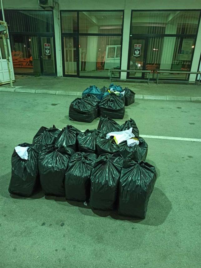 ПОДГОРИЦА, 29. МАРТА /СРНА/ - Службеници Сектора граничне полиције ухапсили су два лица код којих је пронађено више од 400 килограма резаног дувана укупне процијењене вриједности у износу око 34.000 евра.