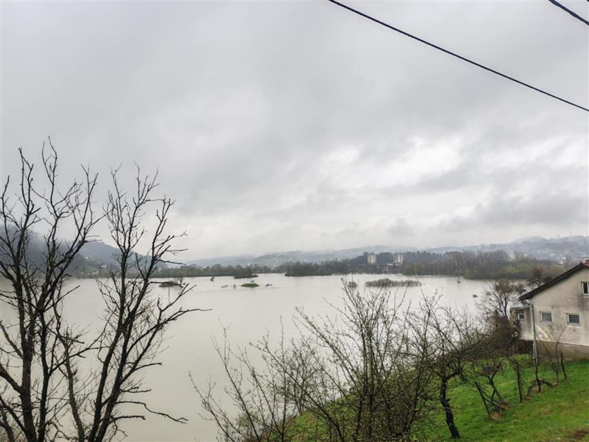 ДВОР, 29. МАРТА /СРНА/ - Водостај ријеке Уне на подручју општине Двор у Хрватској стагнира протекла три сата.