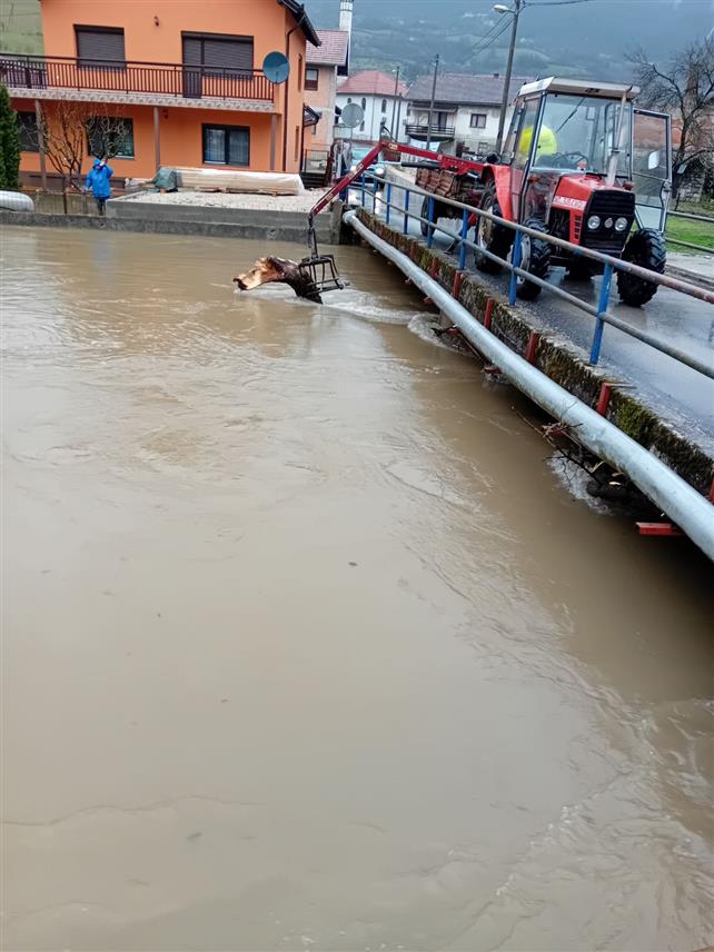 ЈЕЗЕРО, 30. МАРТА /СРНА/ - Водостаји ријека Јошавке и Пливе на подручју општине Језеро овог јутра мирују, са благим повлачењем и, ако не буде падавина у наредним часовима, очекује се да посљедице поплава буду брзо саниране.