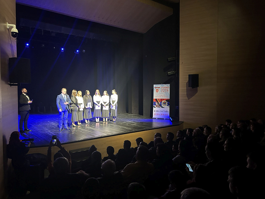 ИСТОЧНО САРАЈЕВО, 29. МАРТА /СРНА/ - Национални ансамбли Србије "Коло" и "Венац" и Српски православни појци из Београда наступили су вечерас у Источном Сарајеву, на свечаној академији посвећеној великом српском пјеснику Добрици Ерићу, која је организована у оквиру манифестације "Сусрети српских земаља".