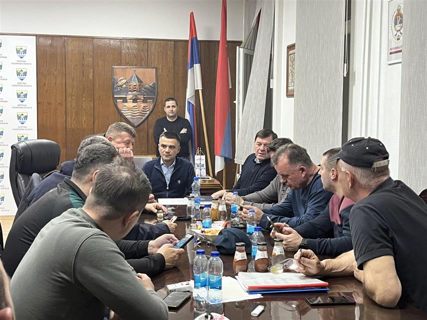 КОЗАРСКА ДУБИЦА, 29. МАРТА /СРНА/ - Водостај Уне током дана у Козарској Дубици континуирано је растао, тако да је упркос интервентним мјерама којим су додатно ојачани водозаштитни објекти и насипи у градском и сеоском подручју, потребан опрез и праћење ситуације на терену, констатовао је вечерас општински Штаб за ванредне ситуације.