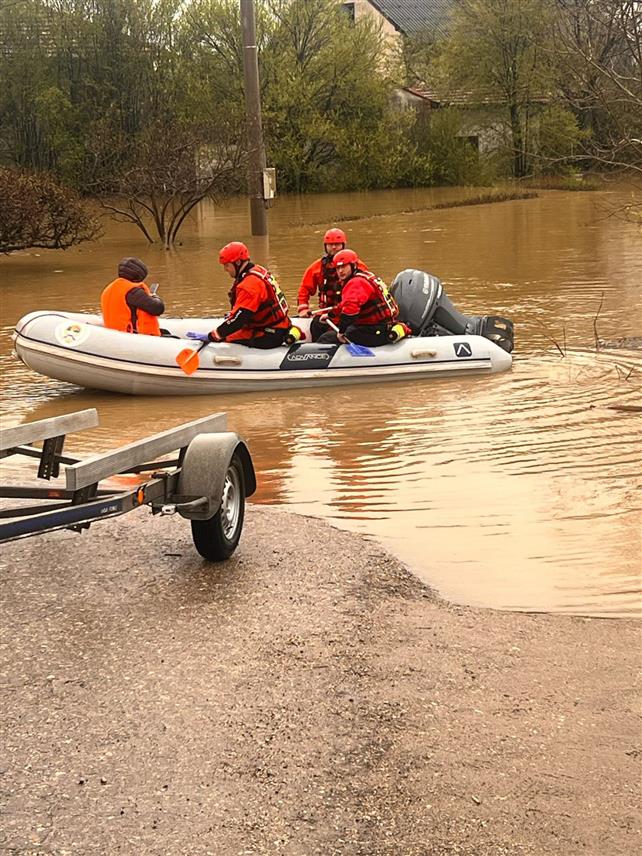 ПРИЈЕДОР, 29. МАРТА / СРНА/ - Екипа Цивилне заштите у насељима Гомјеница и Тукови гдје је заплављено и поплављено више стотина домаћинстава.