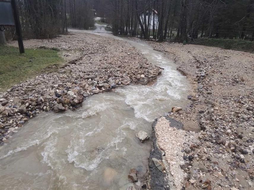 МРКОЊИЋ ГРАД, 29. МАРТА /СРНА/ - Поток Зеленковац и бујичне воде однијеле су дио приступног пута Еколошко-туристичком центру "Зеленковац" код Мркоњић Града у дужини од 400 метара, тако да је приступ овом мјесту онемогућен.