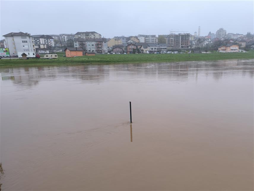ДЕРВЕНТА, 29. МАРТА /СРНА/ - Водостај ријеке Укрине у Дервенти у благом је опадању и на коти је 269 цантиметара на мјерној станици код Старог моста.