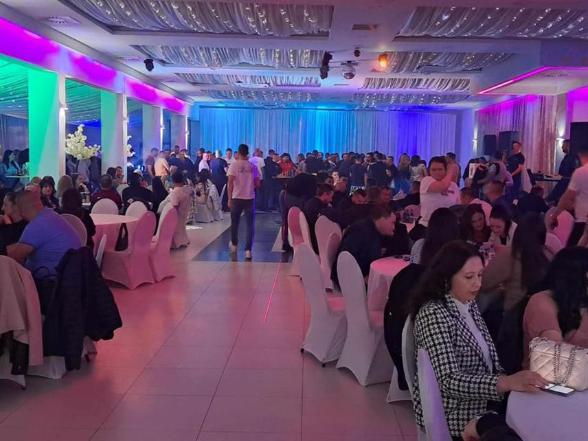 ВЛАСЕНИЦА, 29. МАРТА /СРНА/ - На хуманитарној вечери која је одржана у свечаној сали Гранд у Власеници прикупљено је 18.943 КМ за наставак лијечења Слађане која има карцином језика и њене двогодишње кћерке Марије која се налази на Институту за мајку и дијете у Београду, гдје је очекује завршна операција једњака.