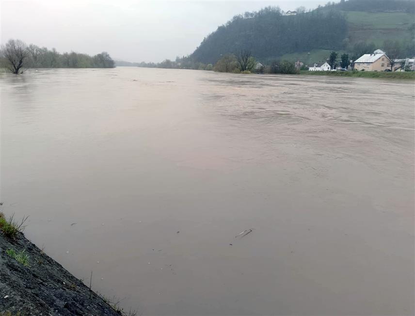 НОВИ ГРАД, 29. МАРТА /СРНА/ - Водостај ријека Уне и Сане у Новом Граду и даље су у порасту.