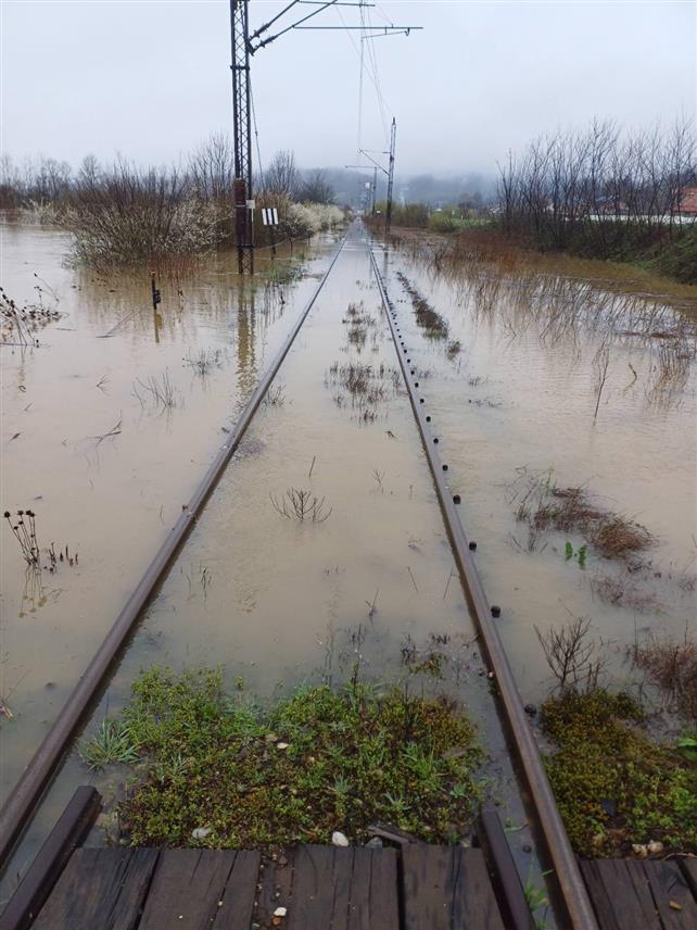 ДОБОЈ, 29. МАРТА /СРНА/ - Путнички возови на релацијама Благај - Нови Град и Добрљин - Нови Град отказани су због изливања воде на пругу између станица Нови Град и Приједор, саопштено је из "Жељезница Републике Српске".