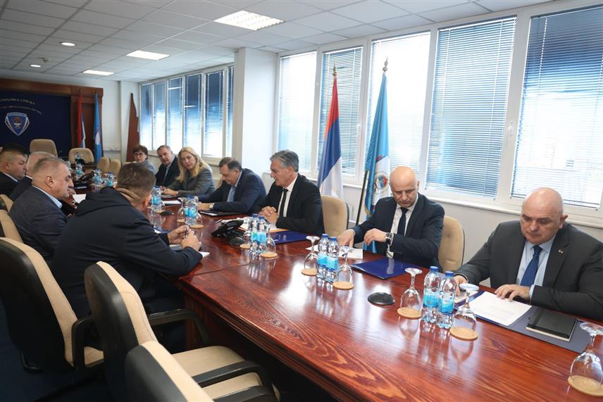 БАЊАЛУКА, 2. МАРТА /СРНА/ - Предсједник Републике Српске Милорад Додик и српски члан и предсједавајућа Предсједништва Жељка Цвијановић на састанку са руководиоцима Министарства унутрашњих послова Републике Српске и безбједносних агенција на нивоу БиХ./Фото - Борислав Здриња/