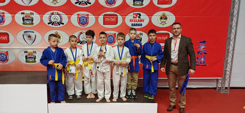 ЗВОРНИК, 2. МАРТА /СРНА/ - Чланови Џудо-клуба "Соко" из Зворника освојили су четири медаље на 11. Међународном турниру "Бањалука опен" у врло јакој конкуренцији, речено је данас Срни у овом џудо-клубу.