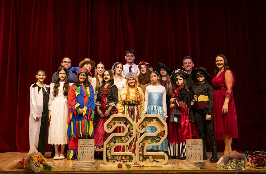 ПРЊАВОР, 30. МАРТА /СРНА/ - Прњаворско аматерско позориште своје 22 године заокружило је импозантном статистиком - 80 премијера, 632 наступа, 100 фестивалских награда и 244 глумца која су одиграла хиљаде улога.