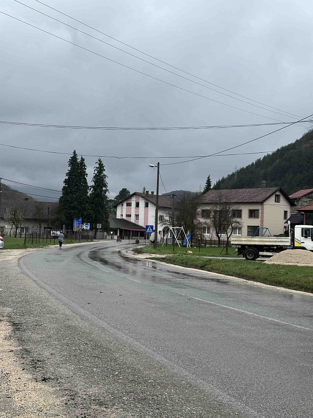 ЈЕЗЕРО, 30. МАРТА /СРНА/ - На подручју општине Језеро проходни су регионални путеви, као и магистрални пут који пролази кроз ову локлану заједницу, а вода се повлачи у корита ријека Плива и Јошавка.