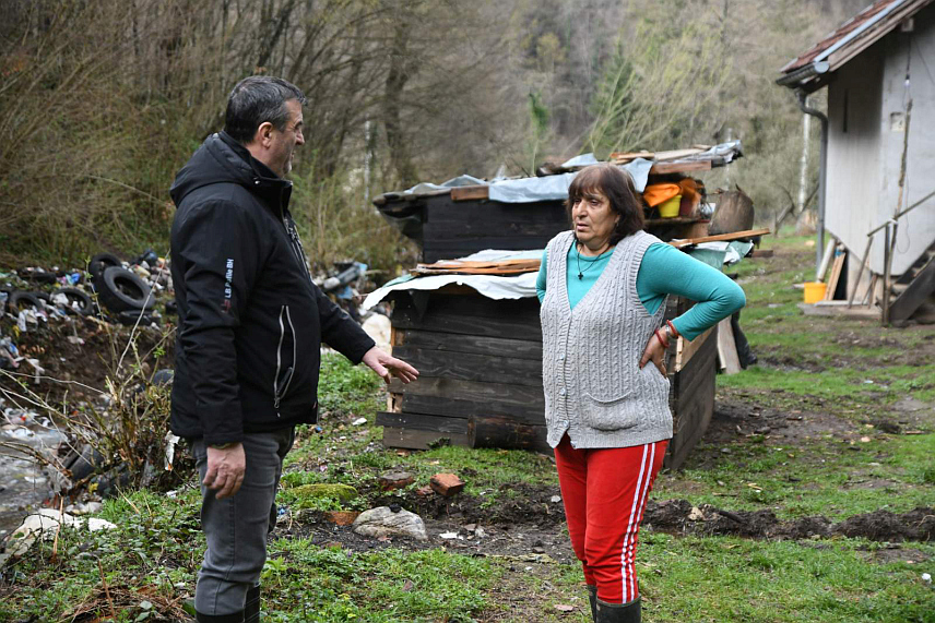 ВЛАСЕНИЦА, 30. МАРТА /СРНА/ - Општинске власти са начелником Мирославом Краљевићем и замјеник начелника Младен Поповић посјетили су јутрос угрожена домаћинства и разговарали са мјештанима чији се објекти налазе у близини депоније смећа на локалитету Драгасевца у општини Власеница.