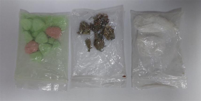 МРКОЊИЋ ГРАД, 30. МАРТА /СРНА/ - У Језеру је ухапшено лице чији су иницијали С.Х. из Јајца, које је полицији предало три врећице са спидом, одређену количину марихуане, осам таблета "екстазија", као и одређену количину смрвљеног зеленог праха и смрвљених таблета те дроге.