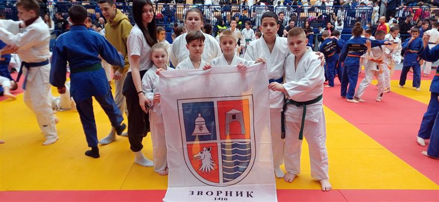 ЗВОРНИК, 30. МАРТА /СРНА/ - Џудисти Џудо-клуба "Соко" из Зворника освојили су на Међународном џудо-турниру у Сарајеву четири медаље у конкуренцији од око 600 такмичара из пет земаља.
