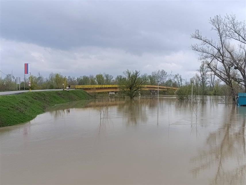 ШАМАЦ, 30. МАРTА /СРНА/ - Водостај ријеке Саве код Шамца у протеклих 14 часова порастао је за седам центиметара, док је Босна забиљежила пад нивоа водостаја за девет центиметара, саопштено је из општине Шамац.	
