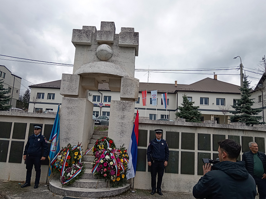 СОКОЛАЦ, 30. МАРTА /СРНА/ - Вијенце на Централно спомен-обиљежје за погинуле и преминуле припаднике Министарства унутрашњих послова и Војске Републике Српске положиле су делегације Полицијске станице Соколац по овлаштењу министра унутрашњих послова Републике Српске, Борачке организације Републике Српске, града Источно Сарајево, општина Соколац, Пале, Источно Ново Сарајево...