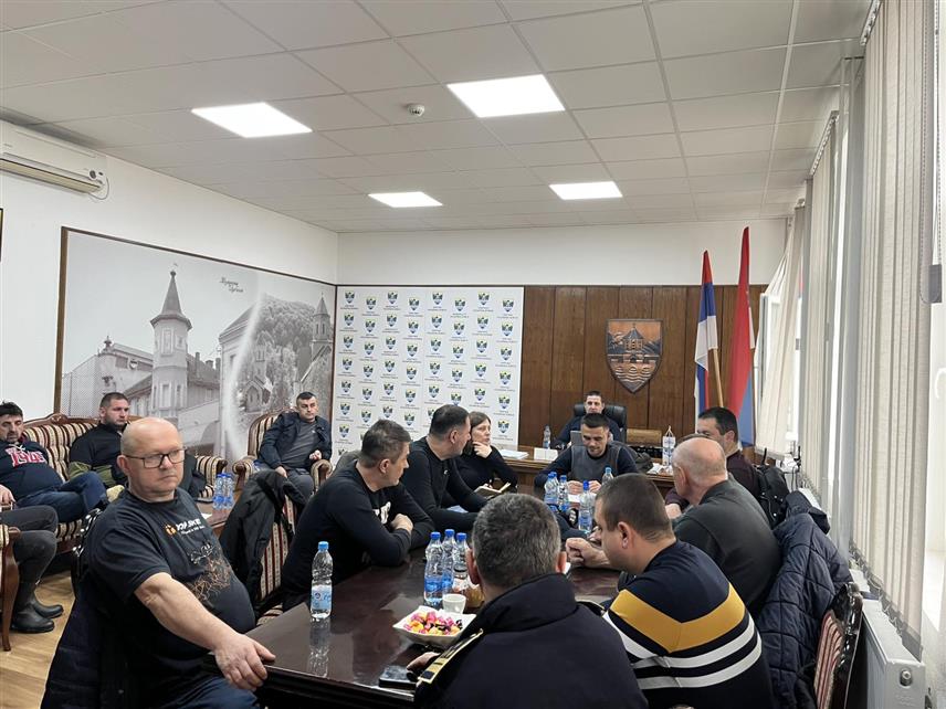 КОЗАРСКА ДУБИЦА, 30. МАРТА /СРНА/ - Штаб за ванредне ситуације општине Козарска Дубица донио је данас одлуку да сутра неће бити наставе у школама на цијелом подручју општине.