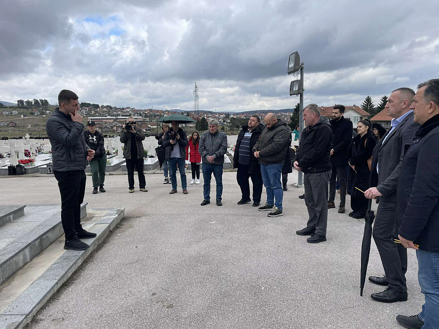 СОКОЛАЦ, 30. МАРТА /СРНА/ - Учесници манифестације "Сусрети српских земаља" данас су заједно са представницима Борачке организације Пале посјетили гробље Нови Зејтинлик на Сокоцу, положили вијенце и одали пошту погинулим борцима Одбрамбено-отаџбинског рата.