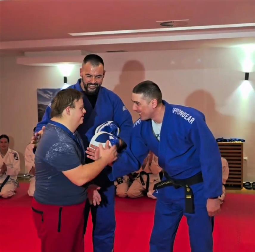 БАЊАЛУКА, 30. МАРТА /СРНА/ - Први џију-џицу клуб за особе са Дауновим синдромом формиран је под покровитељством министра спољне трговине и економских односа у Савјету министара Сташе Кошарца, који је једногласно изабран за предсједника клуба,