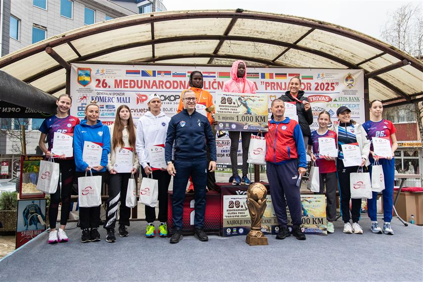 ПРЊАВОР, 30. МАРТА /СРНА/ - Атлетичари из Кеније Хилари Киптум Мајо Кимајо и Џасинда Кавинду Паул побједници су 26. Међународне уличне трке у Прњавору у организацији Атлетског клуба /АК/ "Прњавор" која је и ове године имала хуманитарни карактер.