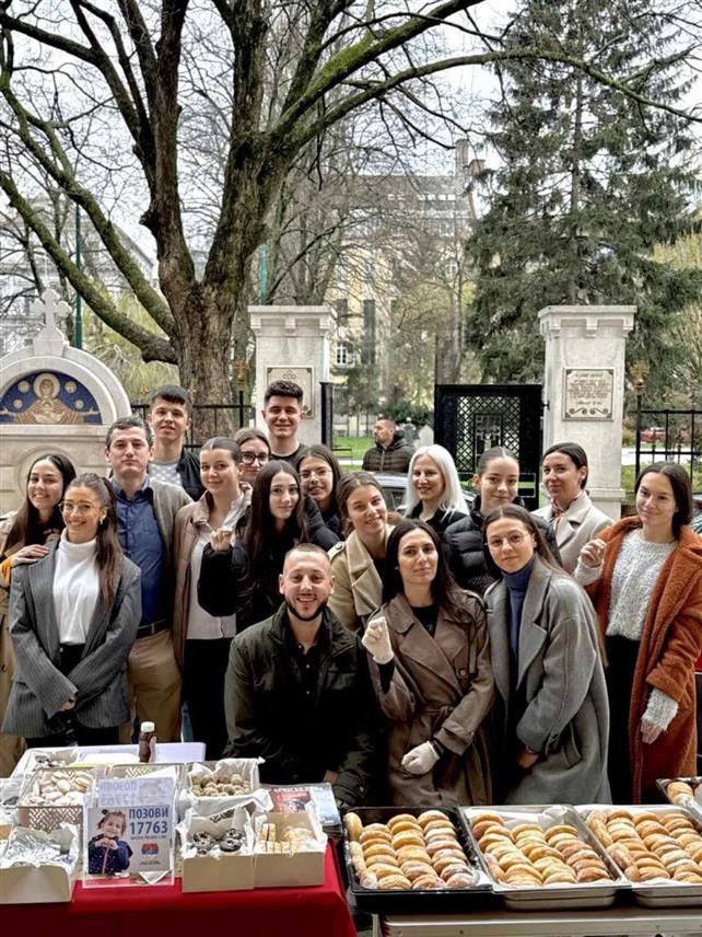 САРАЈЕВО, 31. МАРТА /СРНА/ - Хуманитарна организација "Срби за Србе" данас је први пут организовала хуманитарну акцију "Крофне из блока" у федералном Сарајеву током које су прикупљене 1.532 КМ за помоћ вишечланим породицама настањеним на подручју Митрополије дабробосанске.