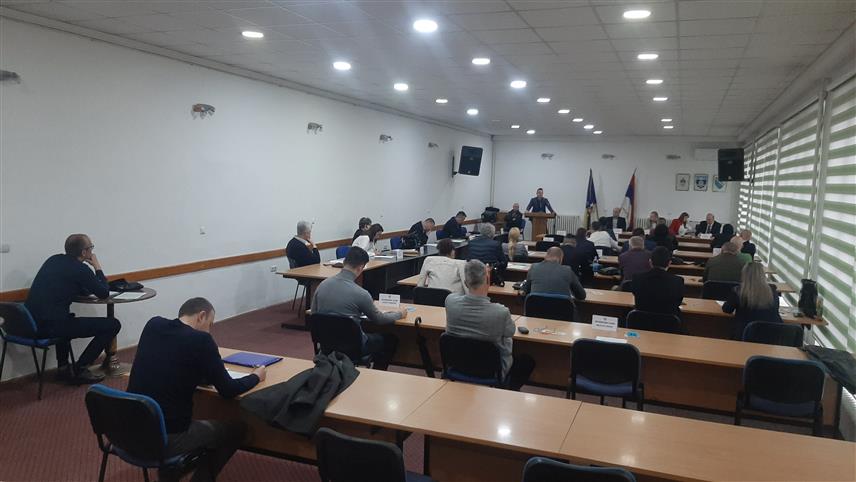 ФОЧА, 31. МАРТА /СРНА/ - Скупштина општине Фоча одлучила је на данашњој ванредној сједници да се одлагање отпада привремено врши на локацији Ретиње, између Драгочаве и Викоча, док не буде завршена изградња нове санитарне депоније на локалитету Грабе у мјесној заједници Козја Лука.