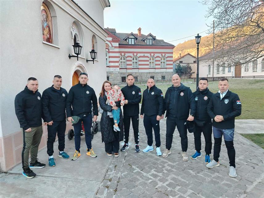 БЕОГРАД, 31. МАРТА /СРНА/ - Седам припадника Службе за обезбјеђење Окружног затвора у Београду и један припадник МУП-а за девет дана су пјешице прешли више од 400 километара од Београда до Острога како би помогли да се прикупи што више новца за лијечење седмогодишњег Немање Љутића из Београда.