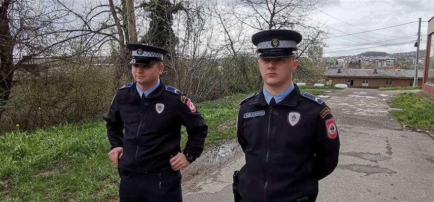 ДОБОЈ, 31. МАРТА /СРНА/ - Полицијски службеници из Добоја Лука Марковић и Ђорђе Цвјетковић, који су 24. марта спријечили мушкарца да скочи са градског моста, похваљени су за овај хумани чин од начелника добојске Полицијске управе.