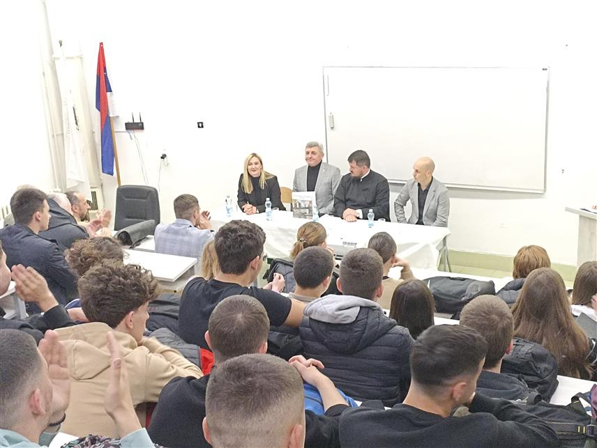 ИСТОЧНО САРАЈЕВО, 31. МАРТА /СРНА/ - Директор Архива БиХ Данијела Мрда и директор Института историјских наука Универзитета у Источном Сарајеву Драга Мастиловић промовисали су данас у Источном Новом Сарајеву монографију "Култура Срба у Сарајеву 1468-1941".