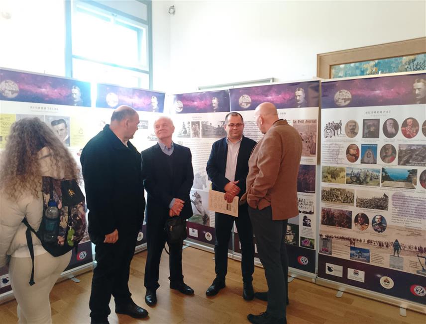 НОВИ ГРАД, 31. МАРТА /СРНА/ - У Вијећници у Новом Граду данас је отворена изложба "Са пашњака до научењака" коју је Савез иноватора Републике Српске приредио поводом обиљежавања 170 година од рођења српског научника и професора Михајла Идворског Пупина.