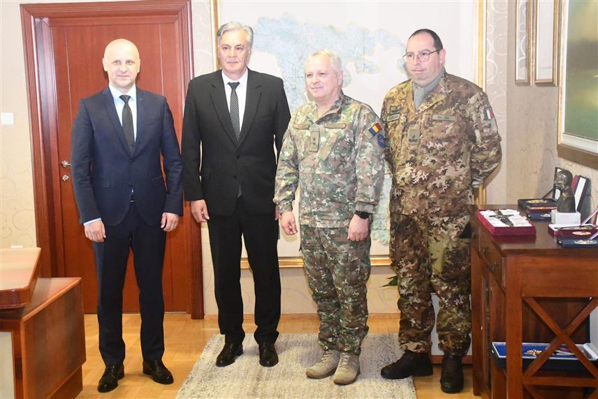 БАЊАЛУКА, 31. МАРTА /СРНА/ - На састанку министра унутрашњих послова Републике Српске Синише Карана и директора Полиције Синише Кострешевића са командантом ЕУФОР-а у БиХ Флорином Марианом Барбуом констатовано је да је стање безбједности на територији Српске повољно и стабилно.