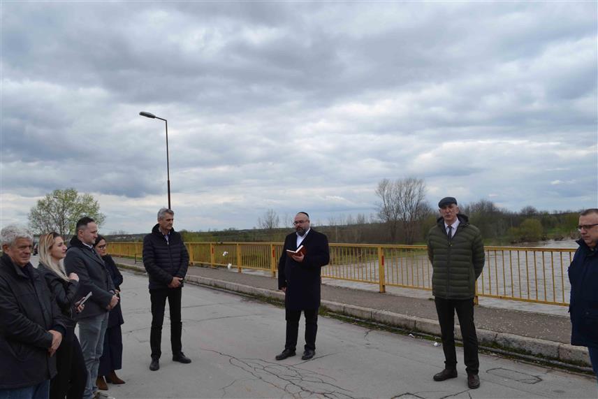 МОДРИЧА, 31. МАРТА /СРНА/ - Полагањем цвијећа на Старом мосту у Модричи данас је одата пошта Србима и Јеврејима страдалим на простору ове општине у марту 1942. године.