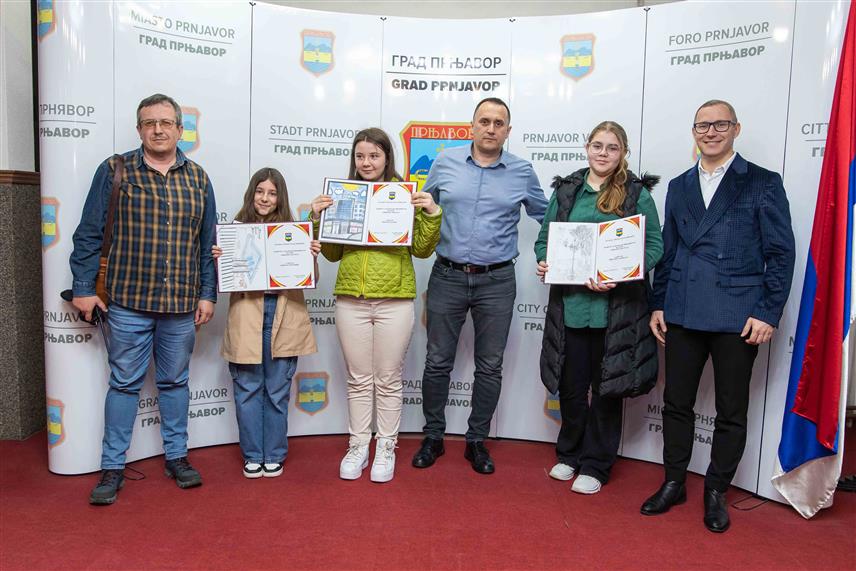 ПРЊАВОР, 31. МАРТА /СРНА/ - У Градској управи Прњавора данас је уприличен пријем и уручене награде ауторима три најбоља ликовна рада на конкурсу "Прњавор, мој град", расписаном за ученике основних школа поводом обиљежавања 24. марта - Дана града.	

