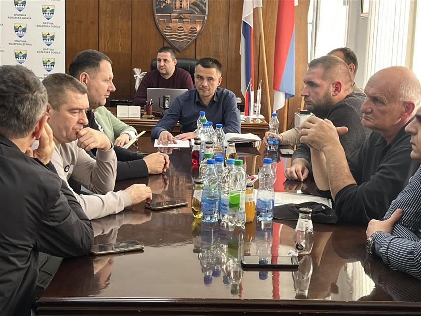 КОЗАРСКА ДУБИЦА, 31. МАРТА /СРНА/ - Водостај Саве у Козарској Дубици и даље је висок због чега остаје на снази ванредна ситуација, али ће од сутра редовно радити школе и вртићи, одлучио је Штаб за ванредне ситуације.