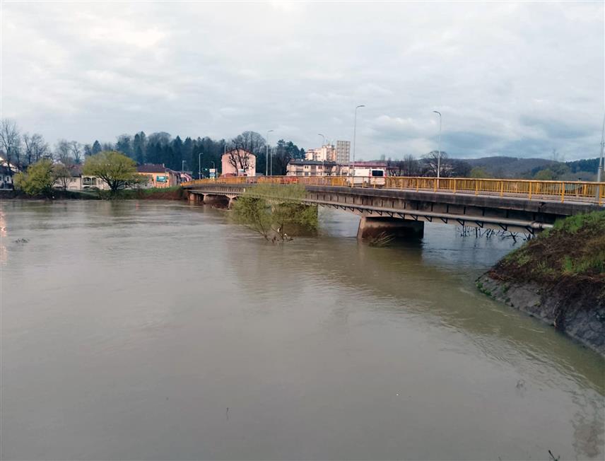 НОВИ ГРАД, 31. МАРТА /СРНА/ - Водостаји ријека Уне и Сане у Новом Град у посљедњих 12 часова опали су за по 34 центиметра.