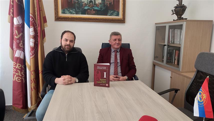 ИСТОЧНО САРАЈЕВО, 28. ФЕБРУАРА /СРНА/ - Директор Института историјских наука Универзитета у Источном Сарајеву Драга Мастиловић и аутор "Зборника докумената о стварању Републике Српске" Георгије Вулић.