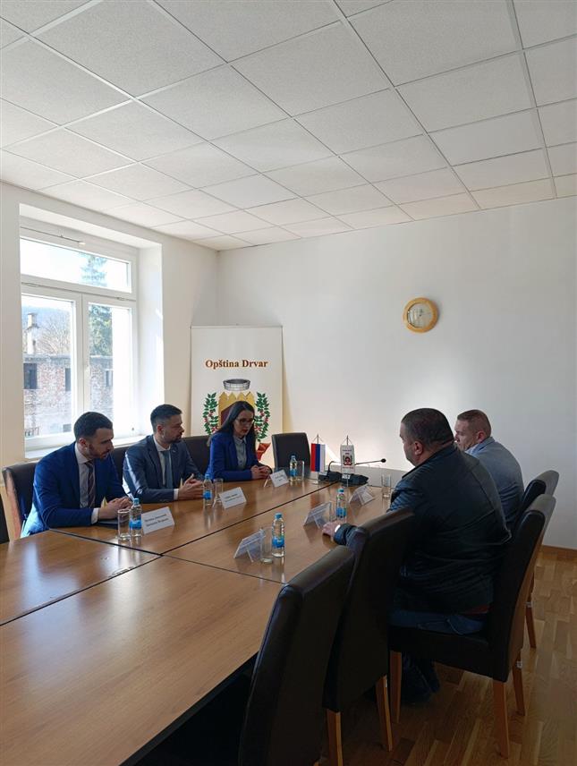 ДРВАР, 3. МАРТА /СРНА/ - Министар финансија и трезора у Савјету министара Срђан Амиџић састао се у Дрвару са начелником општине Душицом Рунић и представницима српских повратничких општина у Федерацији БиХ /ФБиХ/.