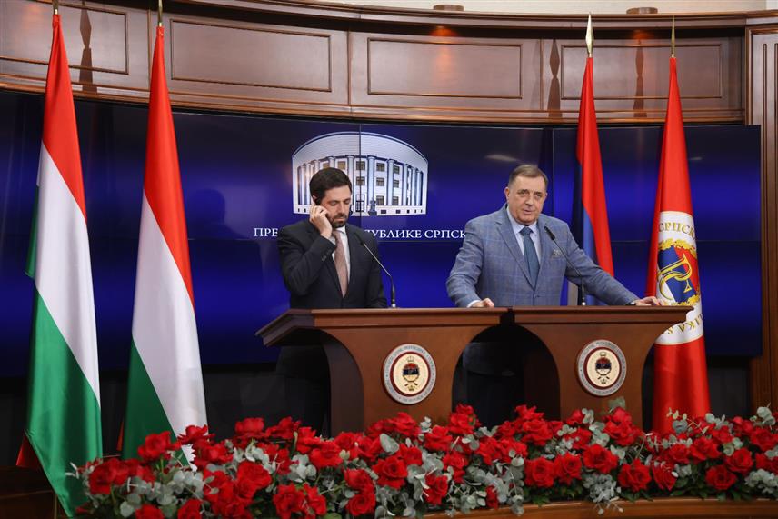 БАЊАЛУКА, 3. МАРТА /СРНА/ - Предсједник Републике Српске Милорад Додик са замјеником министра иностраних послова и трговине Мађарске Левентом Мађаром на конференцији за новинаре у Бањалуци ./Фото Борислав Здриња/