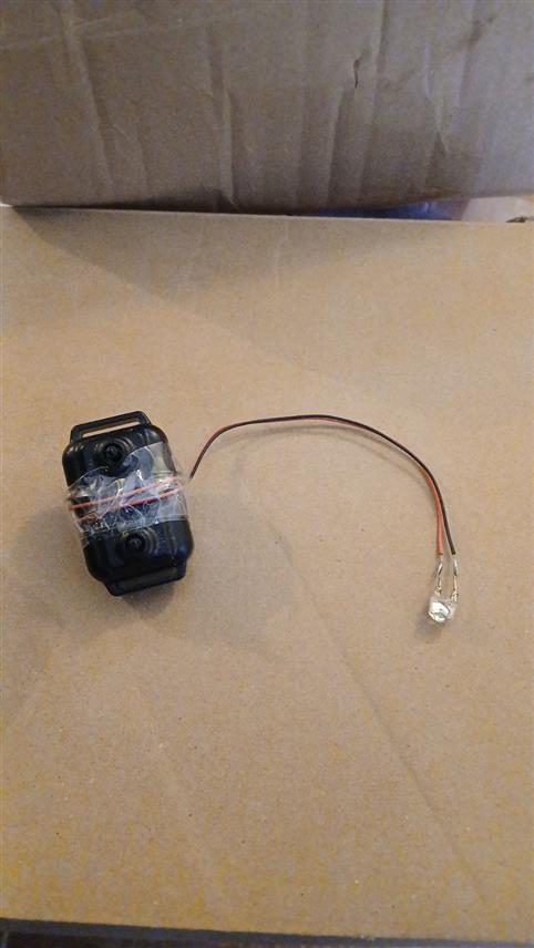 ПРИЈЕДОР, 3. МАРТА /СРНА/ - У претресу куће коју користи лице из Новог Града чији су иницијали Д.И. полицијски службеници пронашли су упаљач за даљинско активирање експлозивних направа, импровизовани даљински управљач за експлозивну направу, једну пушку и муницију различитог калибра.