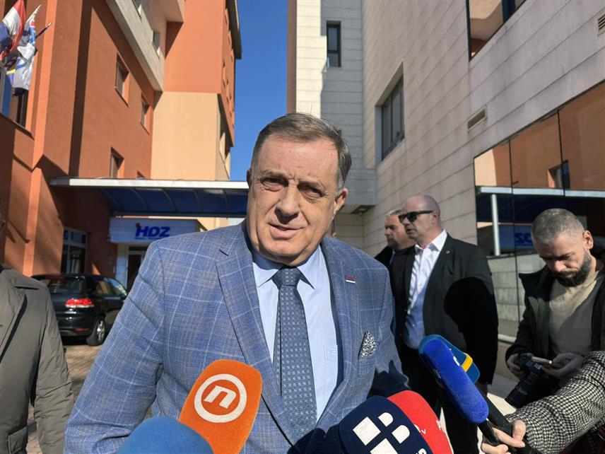 МОСТАР, 3. МАРТА /СРНА/ - Предсједник СНСД-а Милорад Додик изјавио је данас у Мостару да ништа мимо Устава БиХ није прихватљиво да буде усвојено у Савјету министара.