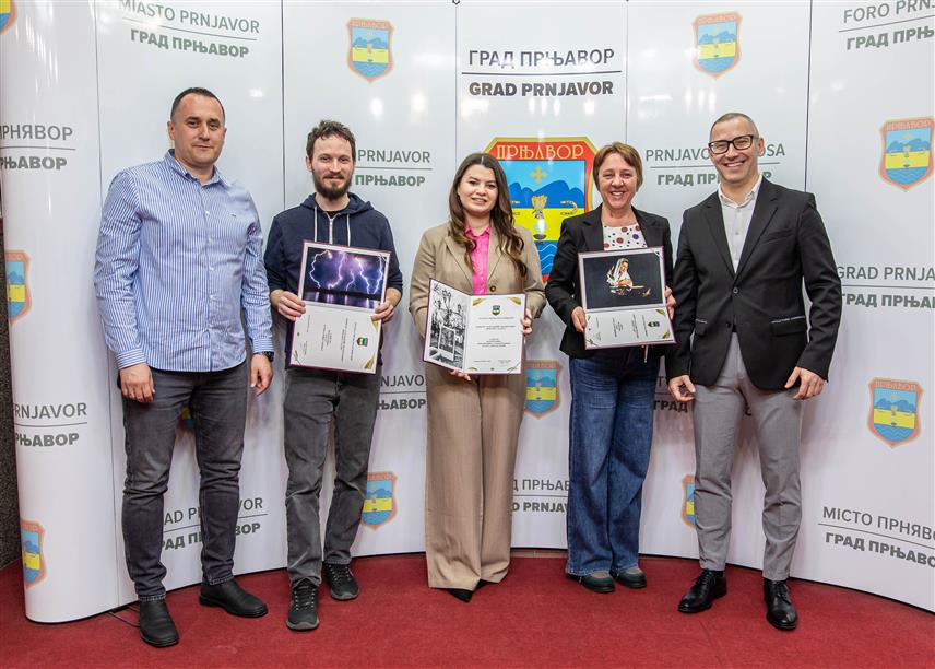 ПРЊАВОР, 3. МАРТА /СРНА/ - Градоначелник Прњавора Дарко Томаш уручио је данас новчане награде ауторима три најбоље фотографије изабране на јавном конкурсу "Прњавор у кадру" поводом обиљежавања 24. марта, Дана града.	