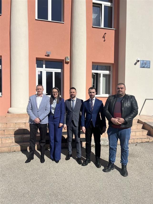 ДРВАР, 3. МАРТА /СРНА/ - Министар финансија и трезора у Савјету министара Срђан Амиџић састао се данас у Мостару са представницима српских повратничких општина у ФБиХ: делегатом у Дому народа Парламента ФБиХ Гораном Броћетом, начелником општине Дрвар Душицом Рунић, начелником Гламоча Небојшом Радивојшом и предсједавајућим Општинског вијећа Босански Петровац Немањом Давидовићем.	