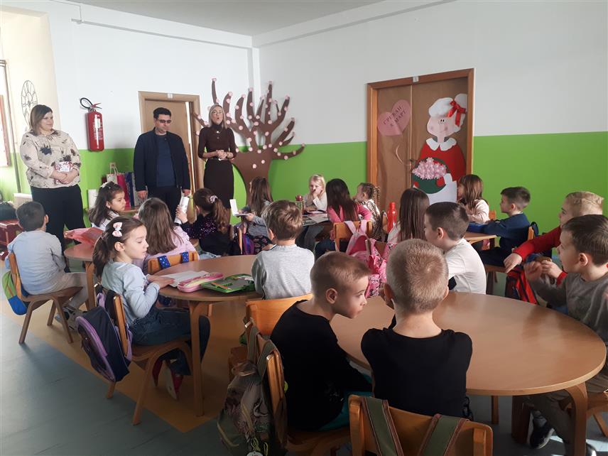 КОСTАЈНИЦА, 3. МАРTА /СРНА/ - У Дјечијем вртићу "Кестенко" у Костајници данас је почео предшколски програм за 31 дијете, односно четворо дјеце мање него лани, рекла је Срни директор ове образовне установе Драгана Дејановић.