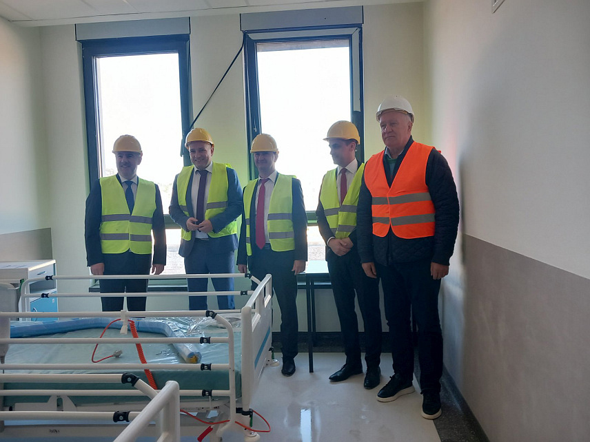 TРЕБИЊЕ, 4. МАРTА /СРНА/ - Mинистар здравља и социјалне заштите Републике Српске Ален Шеранић током обиласка нове Болнице у Требињу.