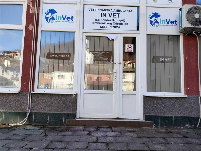 СРЕБРЕНИЦА, 4. МАРТА/ СРНА/ - Сребренички пољопривредници, односно власници стоке и кућних љубимаца данима наилазе на затворена врата "Ин вета" у овом мјесту и у оближњем кафићу питају зашто већ осам дана не ради ова ветеринарска апотека чија је власница Сандра Узуновић.